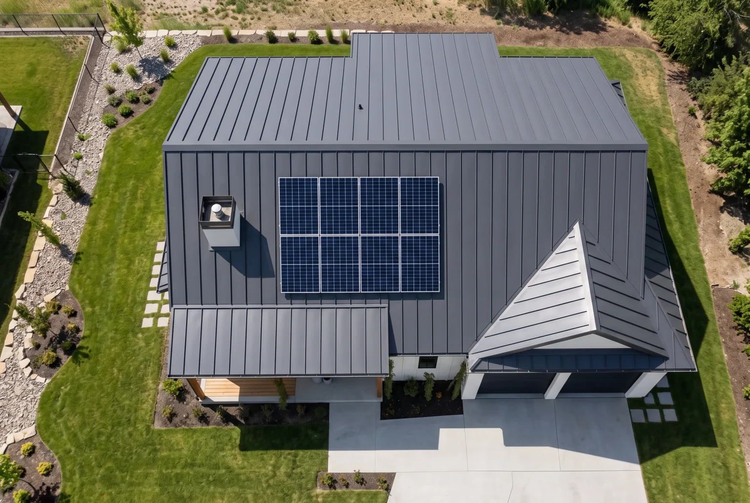 Vedere aeriană a unei case cu panouri fotovoltaice pe acoperiș